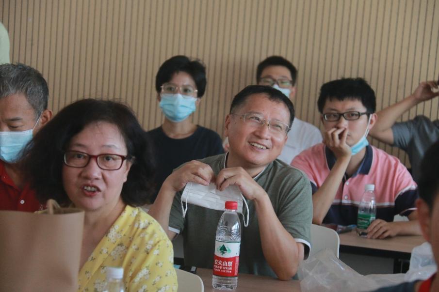 一群男人和女人在喝饮料描述已自动生成