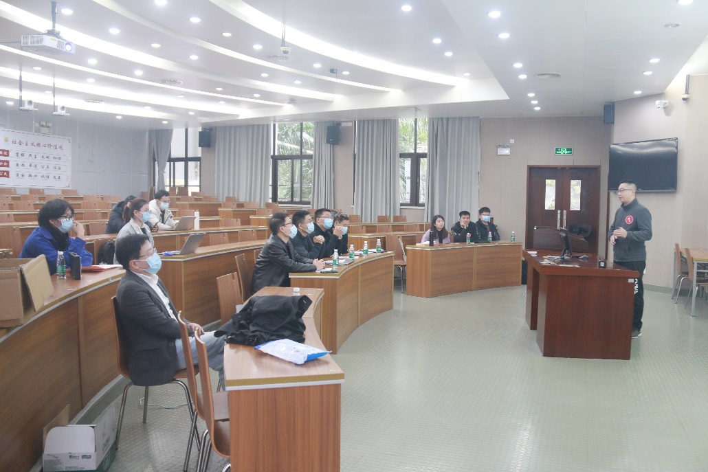 房间里有许多家具中度可信度描述已自动生成