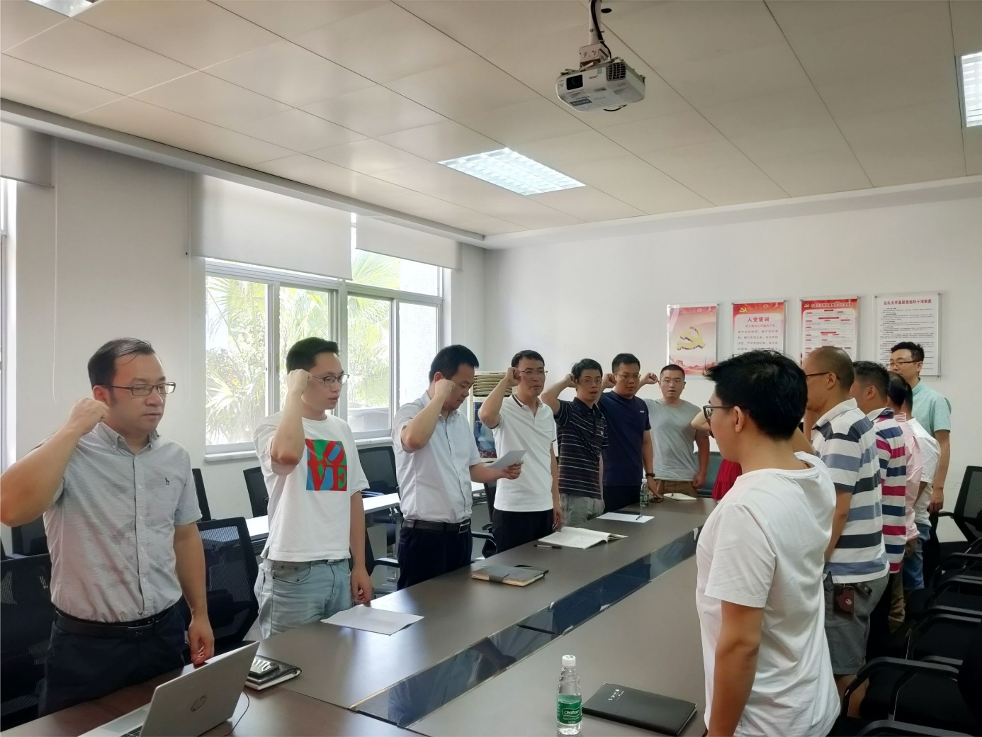 一群人在厨房里工作描述已自动生成