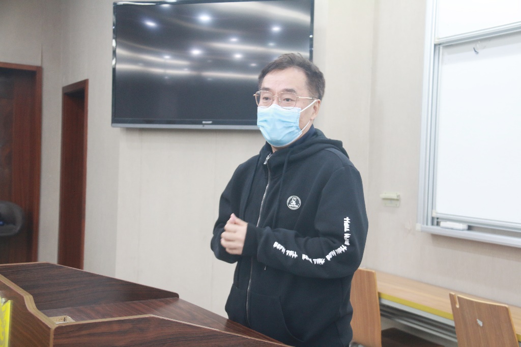 穿黑色衣服的人在房间里中度可信度描述已自动生成