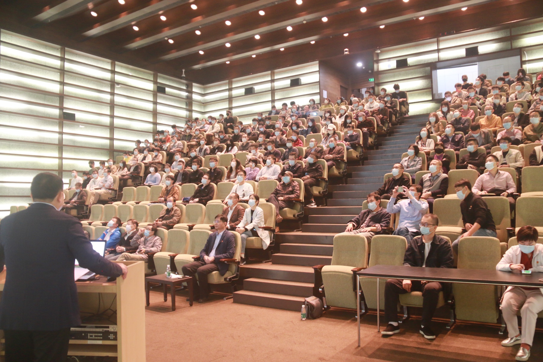 许多人站在桌子上描述已自动生成