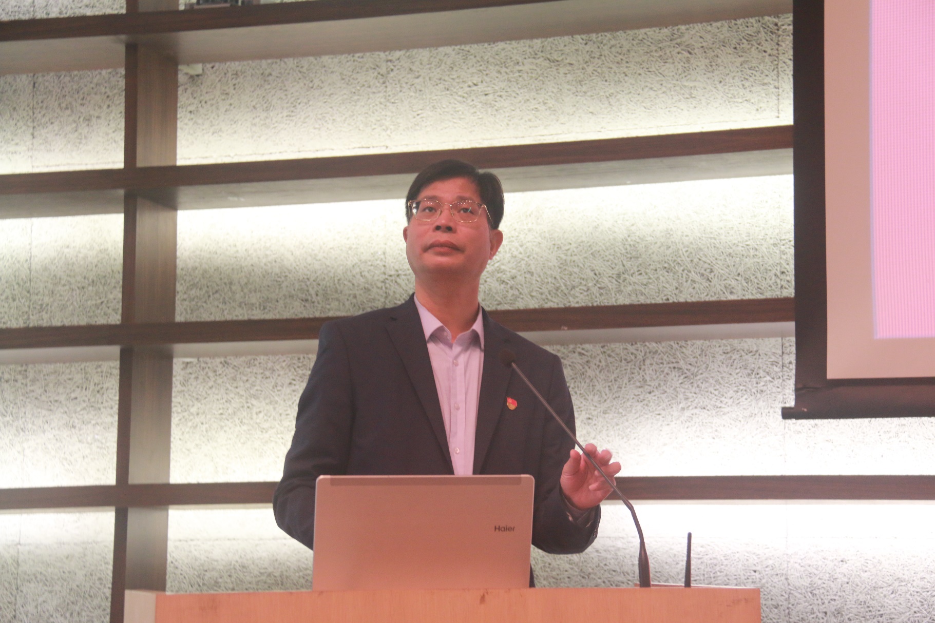 穿着西装笔挺的男子正在演讲中度可信度描述已自动生成