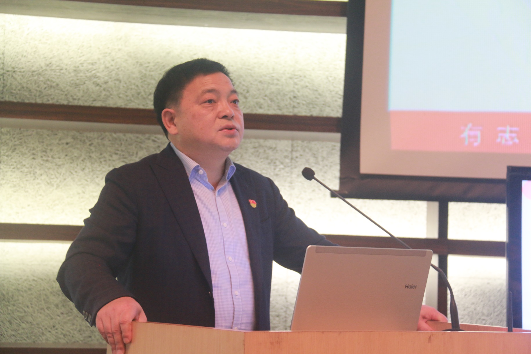 电脑前的男人描述已自动生成