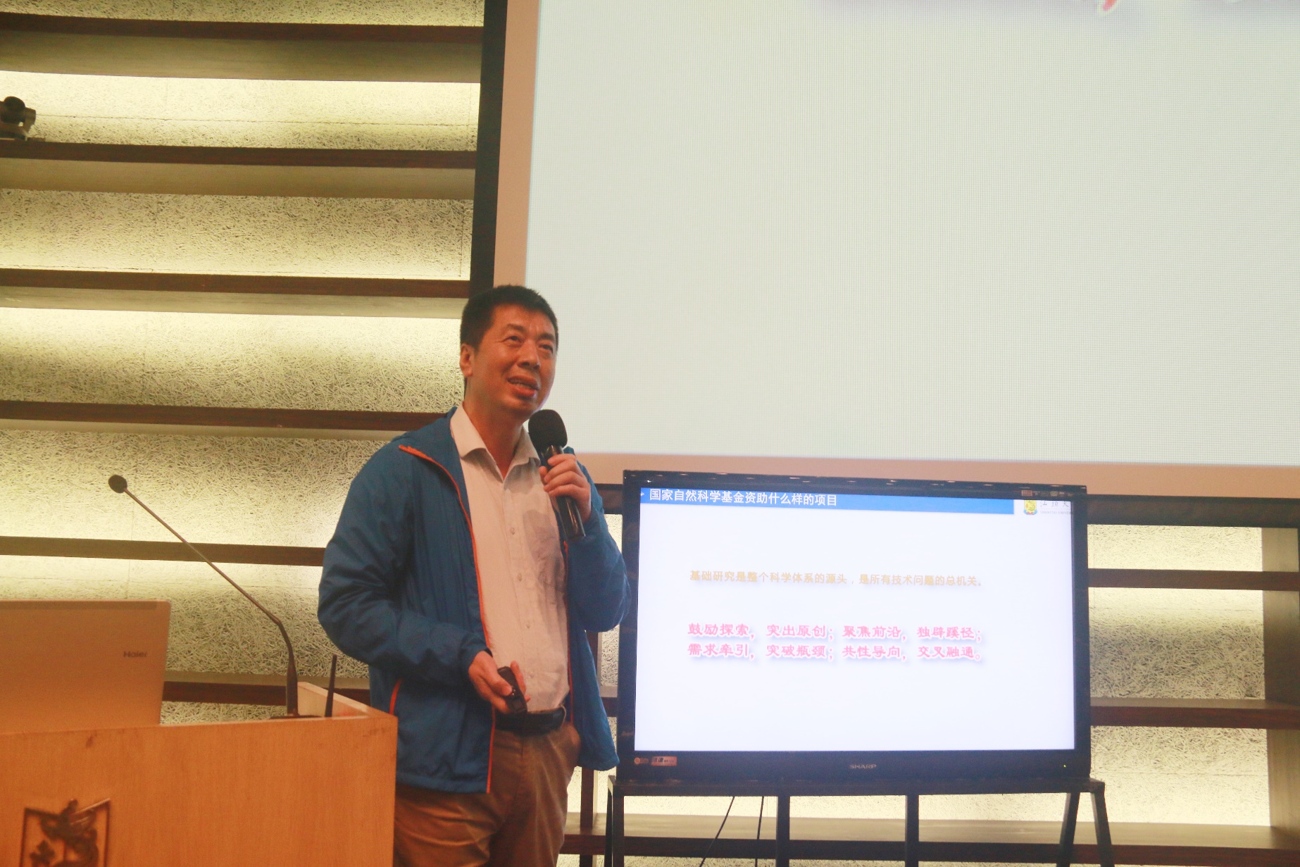 男人站在墙边中度可信度描述已自动生成