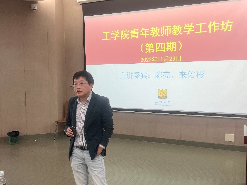 男人和女人站在墙边描述已自动生成