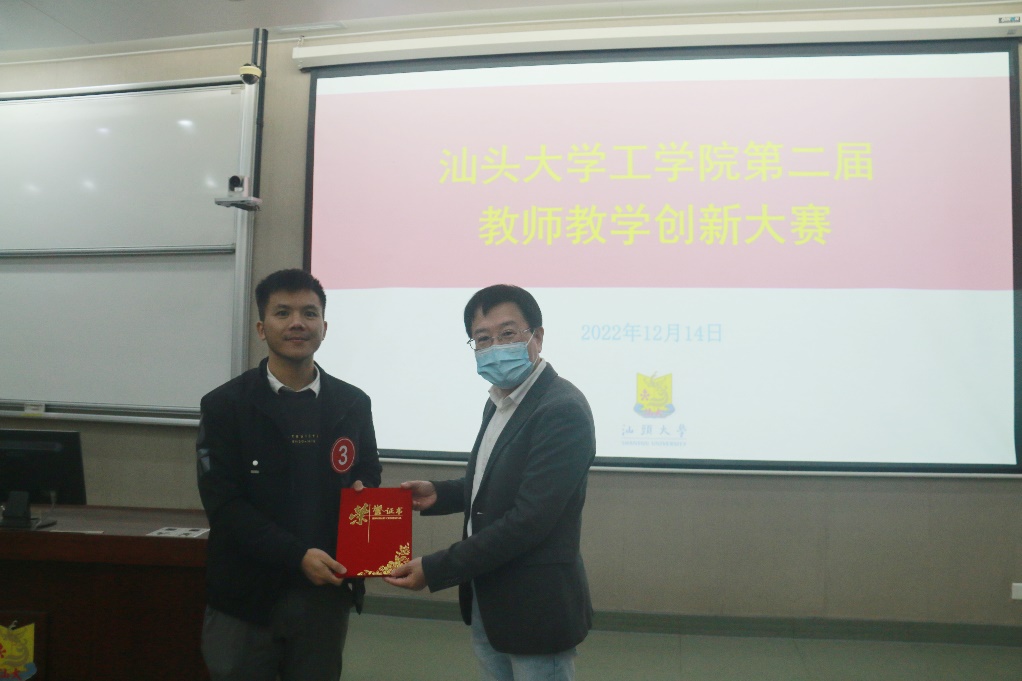 男人们站在一起中度可信度描述已自动生成