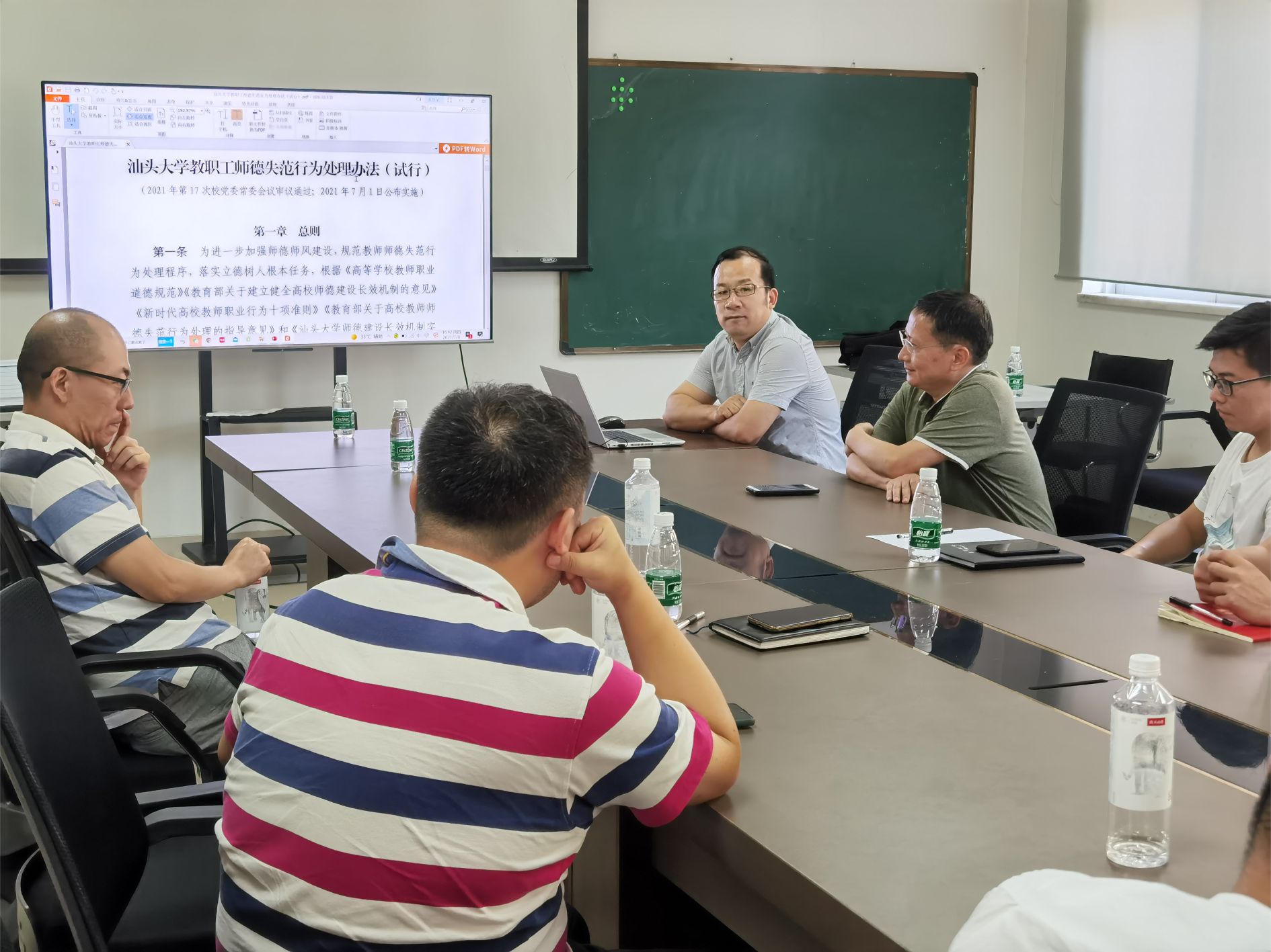 一群人坐在桌子前描述已自动生成