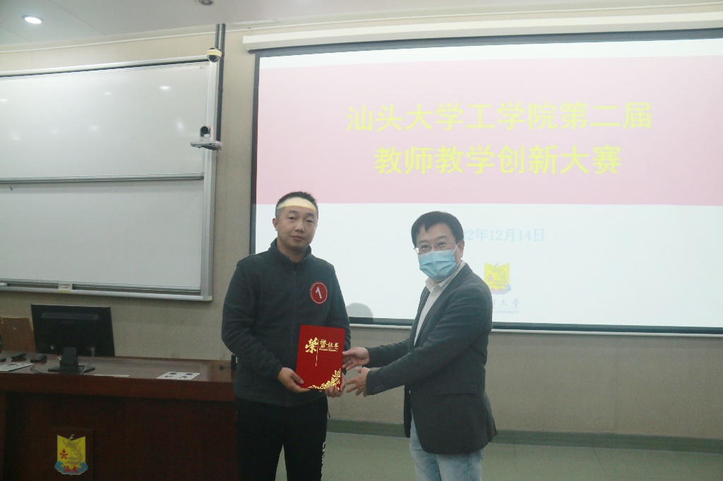 男人们站在一起中度可信度描述已自动生成