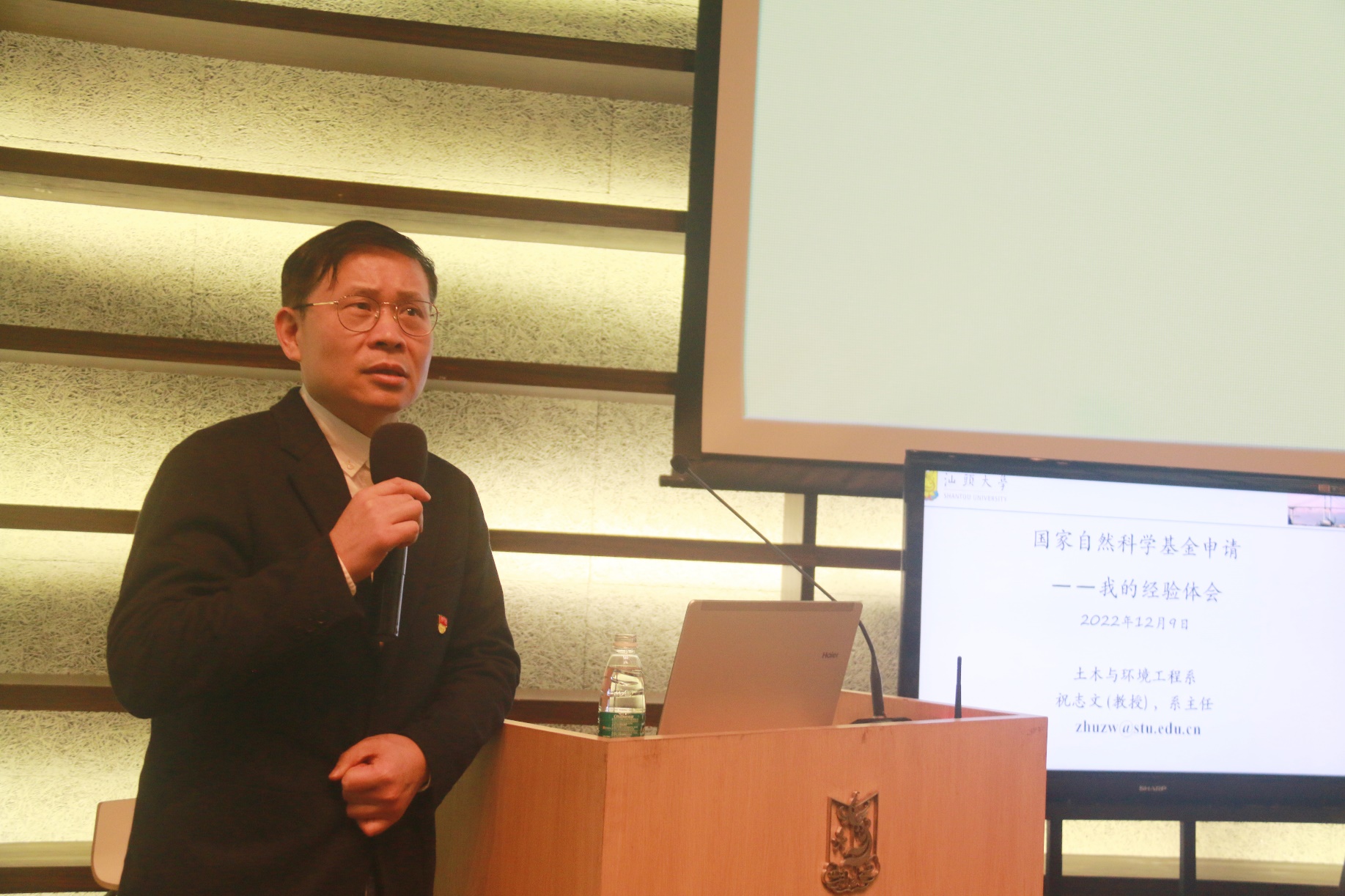 穿着西装笔挺的男子正在演讲描述已自动生成