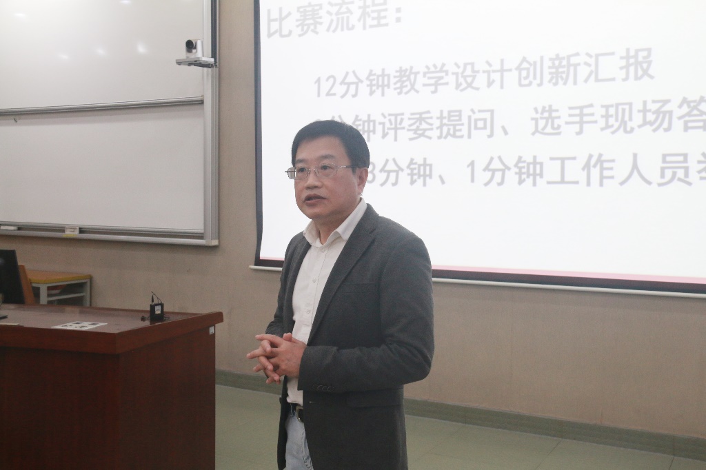 人站在墙边描述已自动生成