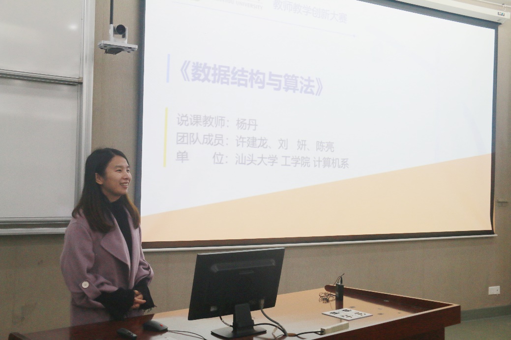 人站在电视前中度可信度描述已自动生成